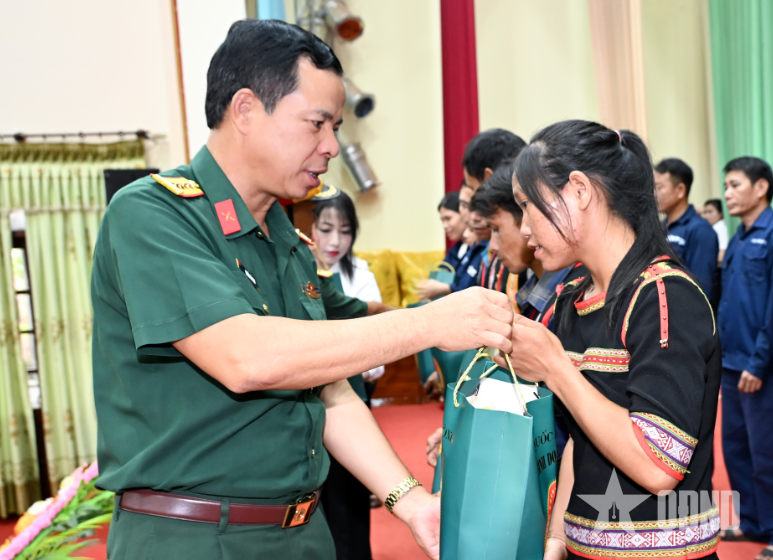 Tôn vinh, chăm lo cho người lao động